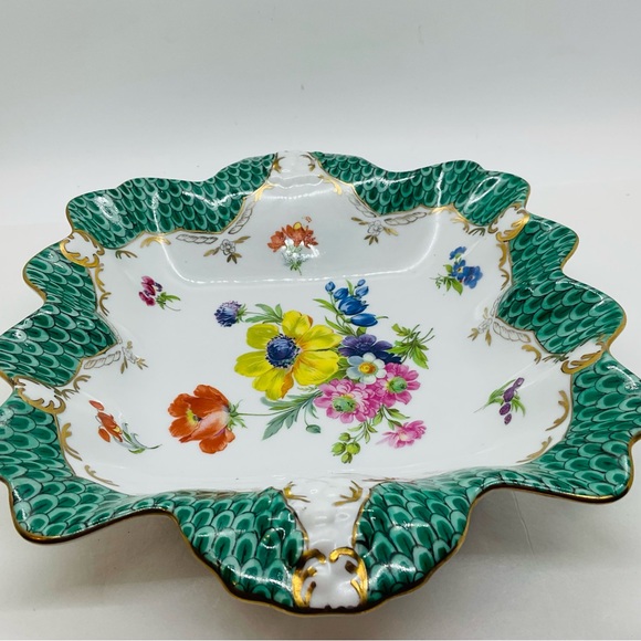 VTG Paris Royal Peint a La Main Porcelain Floral Scalloped Edge Bowl Dish 10”x7” - Picture 6 of 9